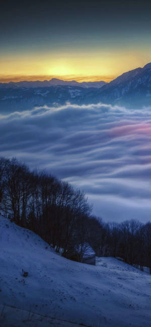Snowy mountain kwenye mawingu wakati wa sunrise iPhone XR wallpaper — iPhone 13 Mini Picha ya Ukuta