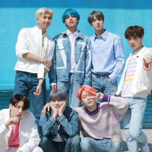 Picha Nzuri za Kundi la BTS Zikipiga Picha Pamoja Kwenye Ukuta wa Bluu — BTS dawati Picha ya Ukuta