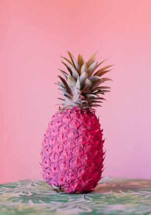 Pineapple ya pinki mwanga juu ya meza katika background pinki mwanga wallpaper — Oppo Pad 5 Matte Display Picha ya Ukuta