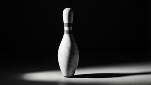 Pini moja ya bowling iliyomwanga kwa mwanga mwanga na mwanga mwanga mwanga mwanga.