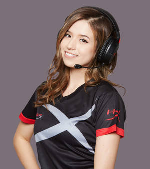 Pokimane Twitch Streamer wallpaper — Vivo X Fold3 Picha ya Ukuta