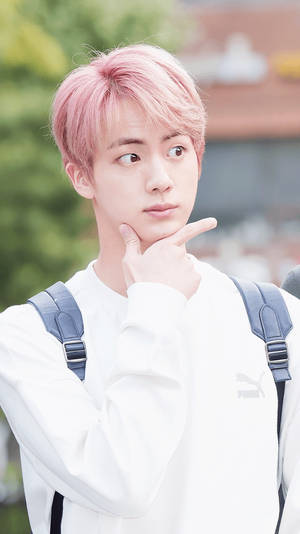 Pose ya Kupendeza ya Jin wa BTS — Mrembo wa pinki Picha ya Ukuta