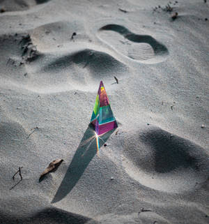 Pyramid rainbow prism on sand wallpaper — Oppo Find N Picha ya Ukuta