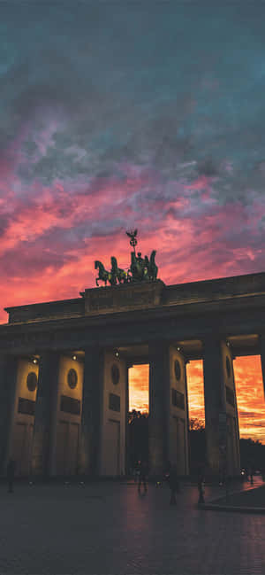 Brandenburg Gate Quadriga na Mwanga wa Pink na Orange — Oppo Reno15 Pro Mini Picha ya Ukuta
