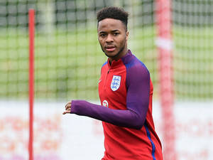 Raheem Sterling Wakati wa Mazoezi — Zambarau Picha ya Ukuta