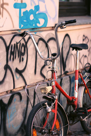 Red Bike Graffiti — Xiaomi Pad Picha ya Ukuta