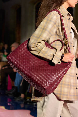 Red Bottega Veneta Bag On Model — Xiaomi Pad 7 Ultra Picha ya Ukuta
