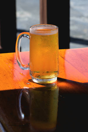 Sunlit Glass Of Beer wallpaper — 2:3 Picha ya Ukuta