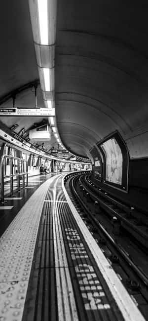 Reli za Waterloo Station za Rangi ya Soot na Weusi — iPhone 13 Pro Max Picha ya Ukuta