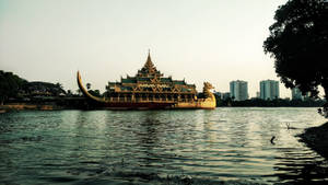 Yangon Floating Restaurant Wallpaper — Neutral Picha ya Ukuta
