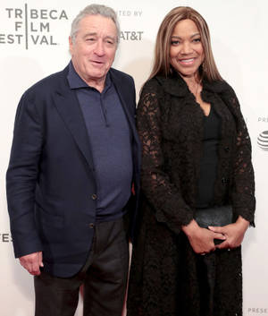 Robert De Niro na Mke wake wallpaper — Tecno Phantom V Fold2 Picha ya Ukuta