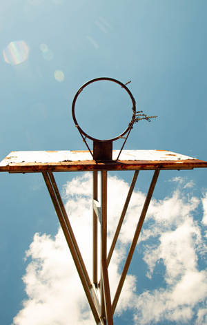 Bottom view wallpaper of rusty basketball hoop under blue sky — Galaxy Tab S10 Ultra Picha ya Ukuta