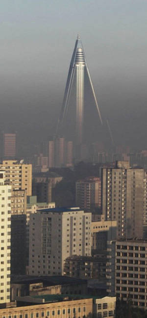 Ryugyong Hotel Gloomy Sky — Galaxy A57 Picha ya Ukuta
