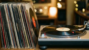 Vinyl rekodi na turntable yenye mwanga wa joto. — Aesthetic ya indie Picha ya Ukuta