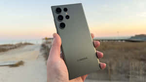 Samsung S23 Ultra Kifani Mkononi Mbele ya Pwani — Samsung galaxy Picha ya Ukuta