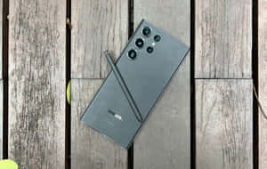 Samsung S23 Ultra juu ya Staha ya Mbao — Samsung galaxy s22 Picha ya Ukuta