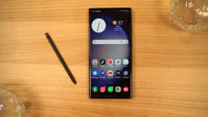 Samsung S23 Ultra na S Pen kwenye Dawati — Samsung galaxy s22 Picha ya Ukuta