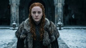 Sansa Stark amesimama peke yake katika ua wa theluji wa Winterfell