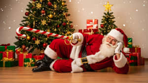 Santa Claus,akifurahia,mshumaa wa sukari,Krismasi,hadhi,mti,likizo,baridi,nyumbani,furaha,utafiti,uzuri — Krismasi Picha ya Ukuta