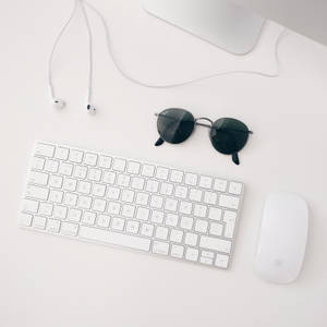 Kichwa wallpaper ya Apple MAC mweupe lenye iMAC, keyboard ya bila waya, magic mouse na earphone. — Safi Picha ya Ukuta