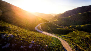Road on mountain pass wallpaper — Studio Display Picha ya Ukuta
