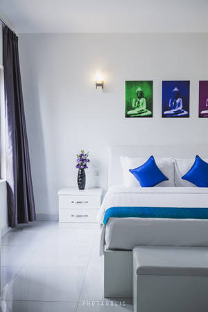 Serene White Bedroom with Blue Accent Pillows — Xiaomi Pad 9 Pro Picha ya Ukuta