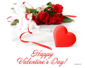 Salamu za Siku ya Valentines na bouquet ya roses nyekundu, necklace ya pearl nyeupe na moyo mkubwa. — 5:4 Picha ya Ukuta