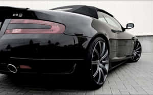 Silver Aston Martin DB9 Wenye Kuvutia Juu ya Barabara — Steam Deck OLED Picha ya Ukuta