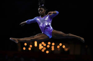 Simon Biles Splitting Midair wallpaper — Safi Picha ya Ukuta