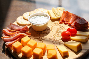 Simple cheese and meat grazing platter wallpaper — 3:2 Picha ya Ukuta