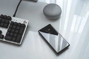 Simu ya Xiaomi juu ya Meza — Xiaomi Picha ya Ukuta