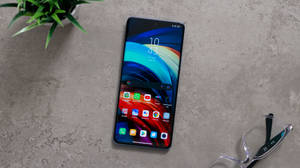 Simu ya Xiaomi kwenye Sakafu ya Sementi — Xiaomi Picha ya Ukuta