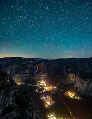 Wallpaper ya skrini ya kifaa ya Yosemite National Park na Milky Way.
