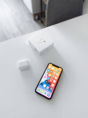 Sleek na Stylish iPhone 11 katika Hatua — iPhone 14 Picha ya Ukuta