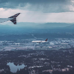 Plane Ndogo Juu Ya Mji — Huawei nova Flip Picha ya Ukuta