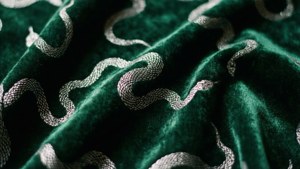 Velvet ya kijani kibichi yenye mifumo ya nyoka ya fedha kwa wallpaper ya kifahari ya Slytherin aesthetic. — Slytherin Aesthetic Picha ya Ukuta