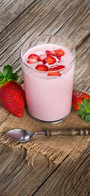 Smoothie na mwonekano wa maziwa ya strawberry wallpaper — iPhone 18 Pro Picha ya Ukuta