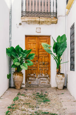 Spanish-Style Wooden Door With Planters — Huawei MatePad Air (2026) Picha ya Ukuta