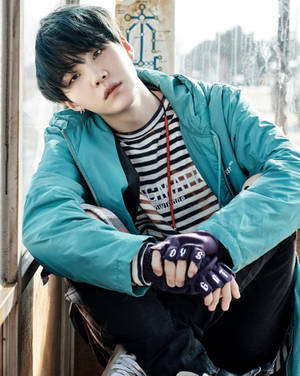 Suga Mzuri wa BTS Akiwa na Rangi ya Bluu — Mzuri bts Picha ya Ukuta