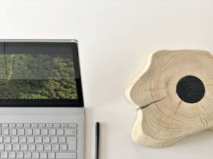 Laptop nyeusi na mweupe — Surface Picha ya Ukuta