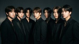 BTS wakiwa kwenye suti nyeusi zenye kung'aa na mwanga wa noir wa kuvutia.