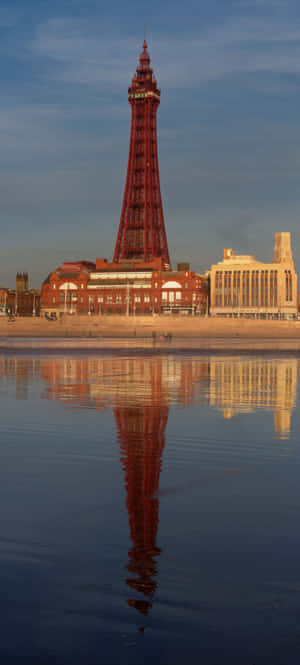 Tafakari ya Mnara wa Blackpool — iPhone 16e Picha ya Ukuta