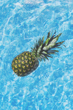 Pineapple floating in a blue pool wallpaper — 2:3 Picha ya Ukuta