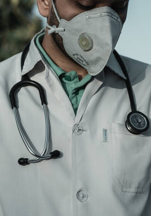 person in white and black stethoscope — Oppo Pad 5 Picha ya Ukuta