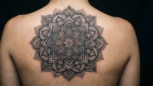 Tatoo ya mandala ya blackwork ya kusimmetri iliyowekwa katikati ya nyuma