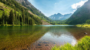 Wallpaper ya ziwa la Maroon Bells katika Milima ya Elk yenye maji safi.