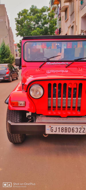 Thar Nyekundu 4K Truck — iPhone 16e Picha ya Ukuta