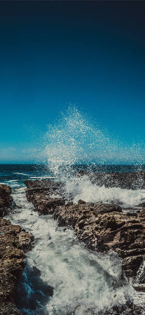 Waves hitting rocks iPhone 11 wallpaper. — iPhone 11 Picha ya Ukuta