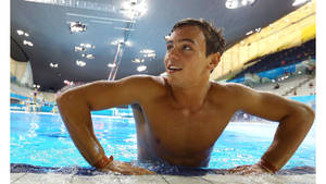 Tom Daley Pool Side View wallpaper. — iMac Picha ya Ukuta