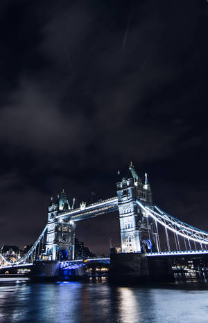 Tower Bridge Iliyomwangaza Wakati wa Mwisho wallpaper — Galaxy Tab S10+ Picha ya Ukuta